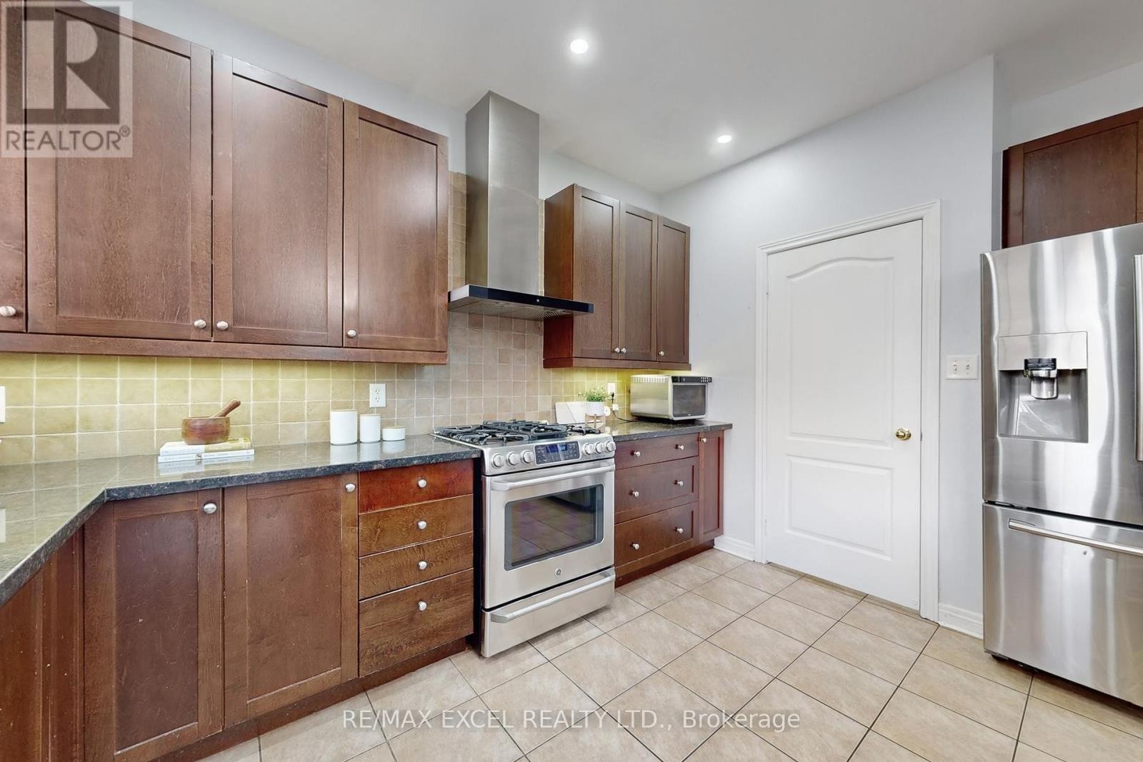 












25 LUNDY DRIVE

,
Markham (Box Grove),




Ontario
L6B0G1

