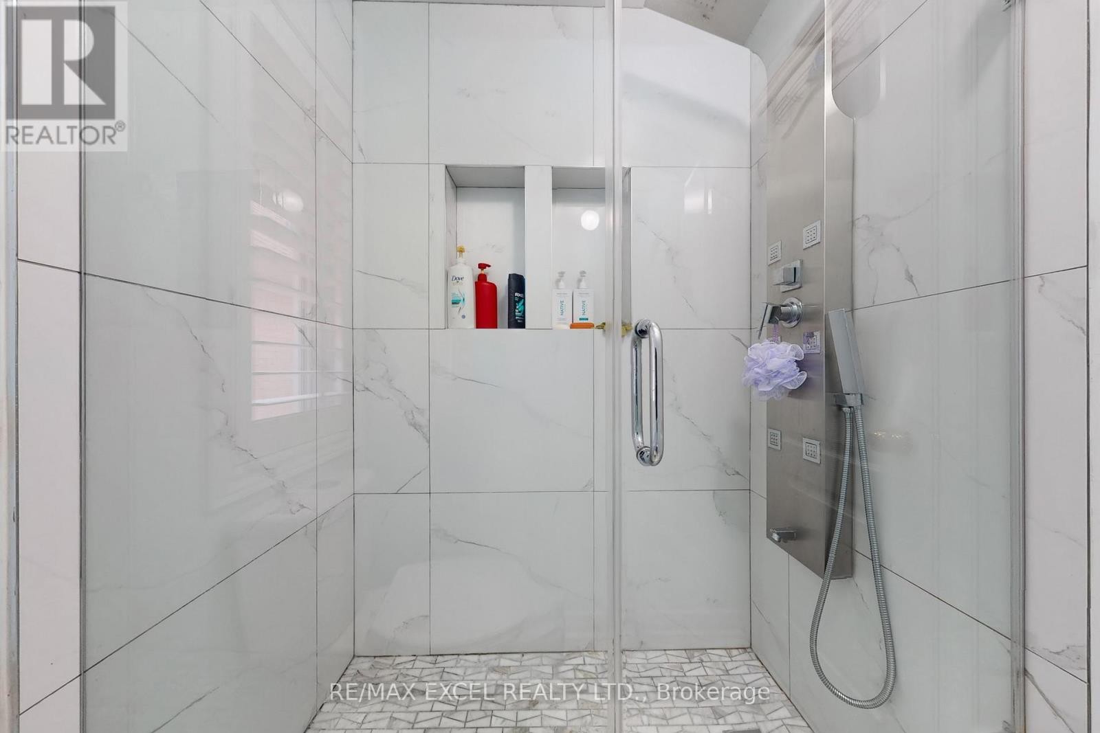 












25 LUNDY DRIVE

,
Markham (Box Grove),




Ontario
L6B0G1

