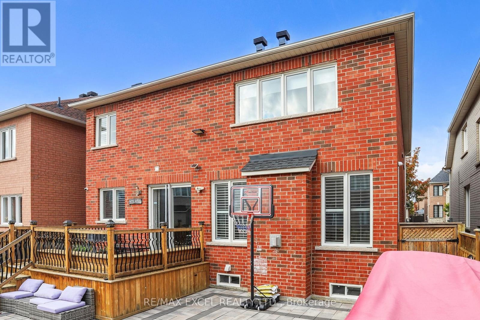 












25 LUNDY DRIVE

,
Markham (Box Grove),




Ontario
L6B0G1

