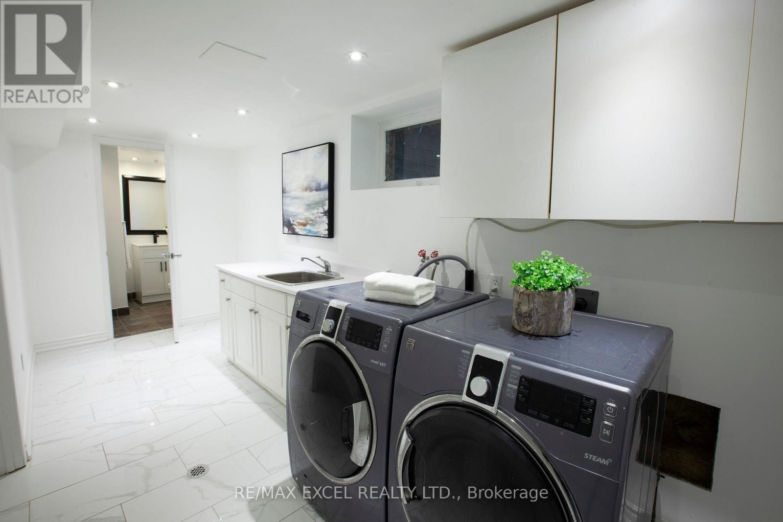 












33 ALANADALE AVENUE

,
Markham (Bullock),




Ontario
L3P1S4

