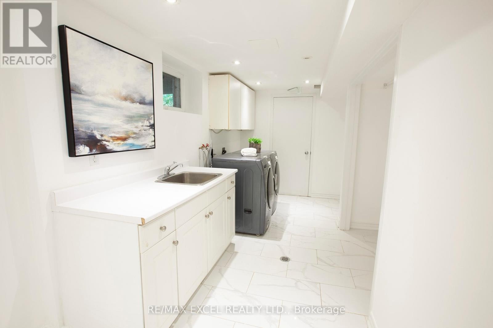 












33 ALANADALE AVENUE

,
Markham (Bullock),




Ontario
L3P1S4

