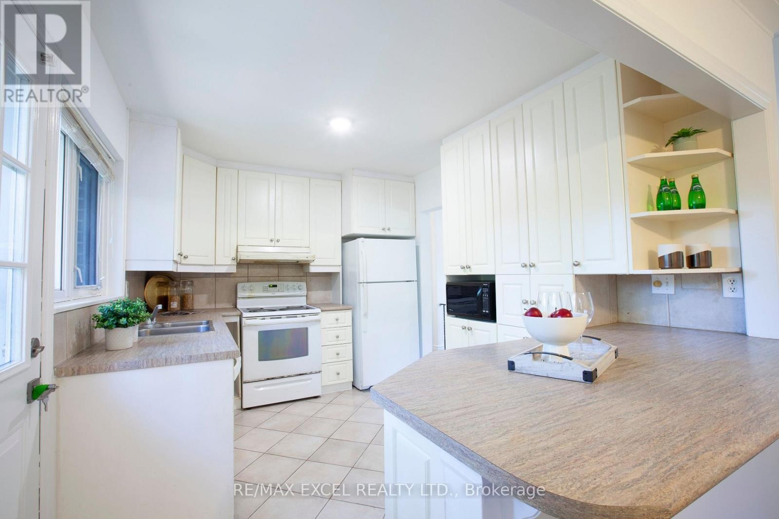 












33 ALANADALE AVENUE

,
Markham (Bullock),




Ontario
L3P1S4

