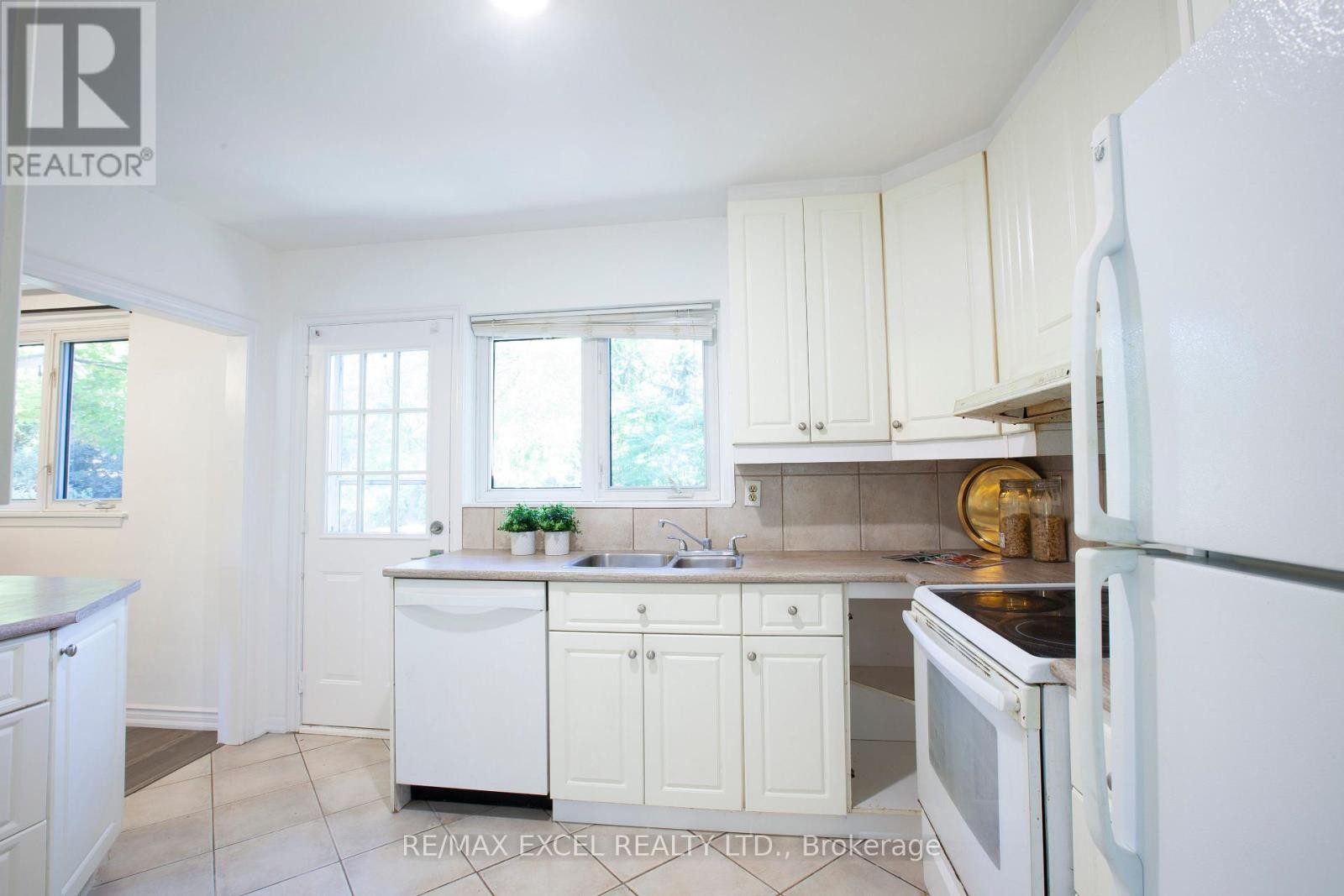 












33 ALANADALE AVENUE

,
Markham (Bullock),




Ontario
L3P1S4

