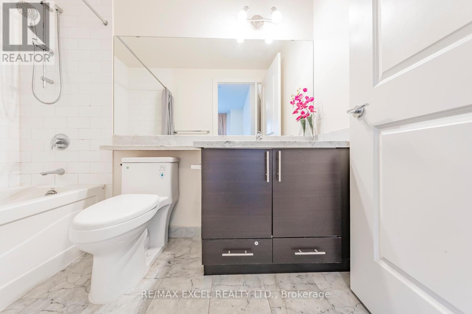 












110 - 1 UPPER DUKE CRESCENT

,
Markham (Unionville),




Ontario
L6G0B6

