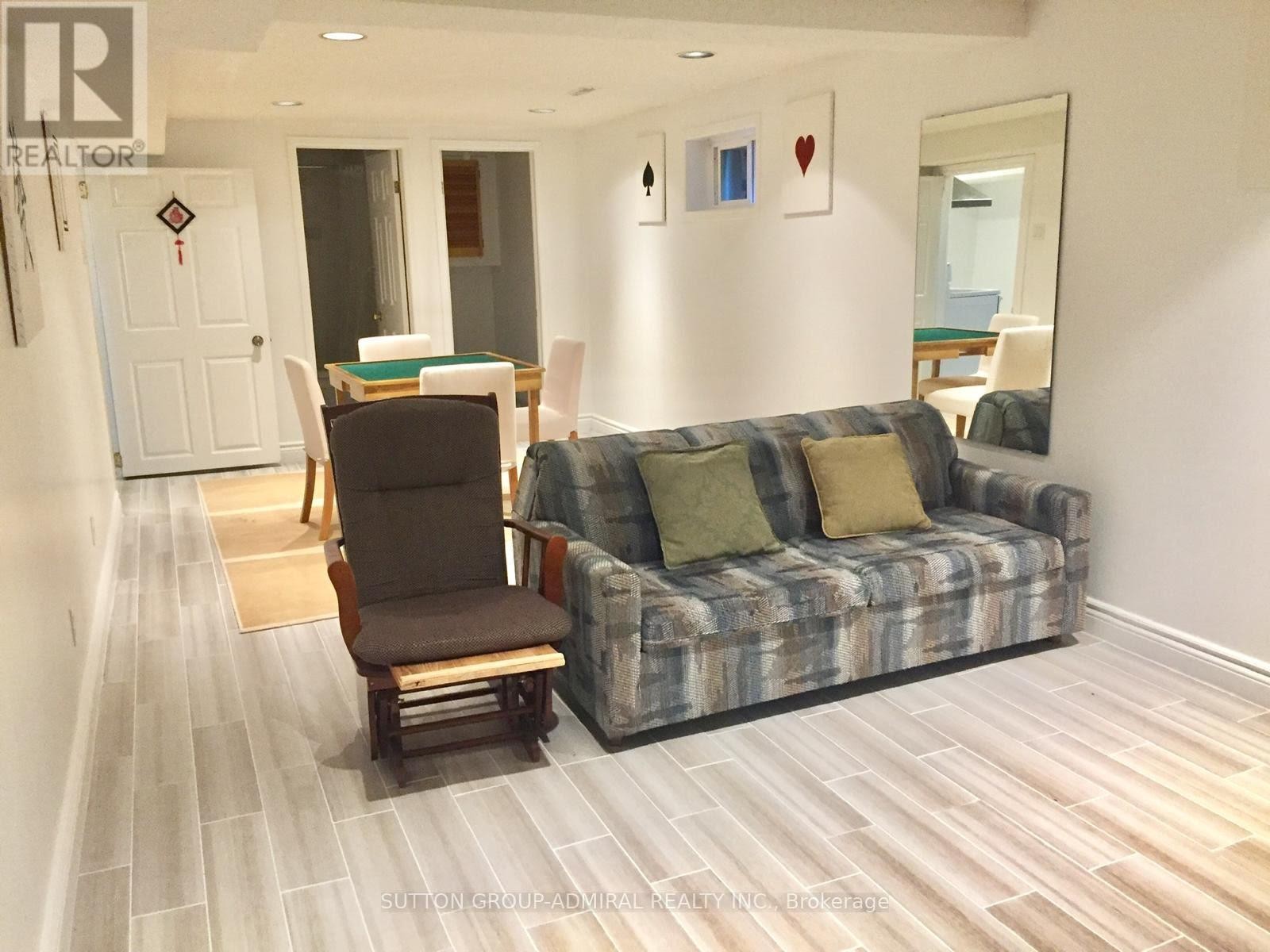 












10 CHARNWOOD PLACE

,
Markham (Aileen-Willowbrook),




Ontario
L3T5H3

