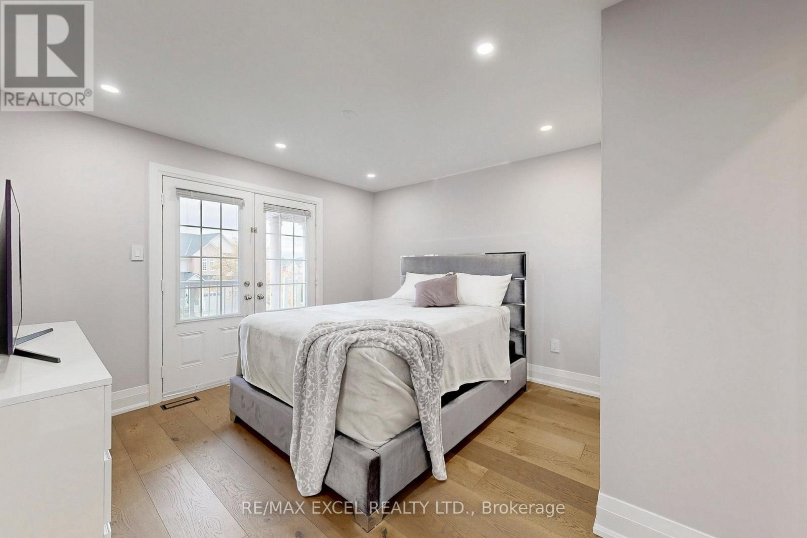 












384 OLD COLONY ROAD

,
Richmond Hill (Oak Ridges Lake Wilcox),




Ontario
L4E5B2

