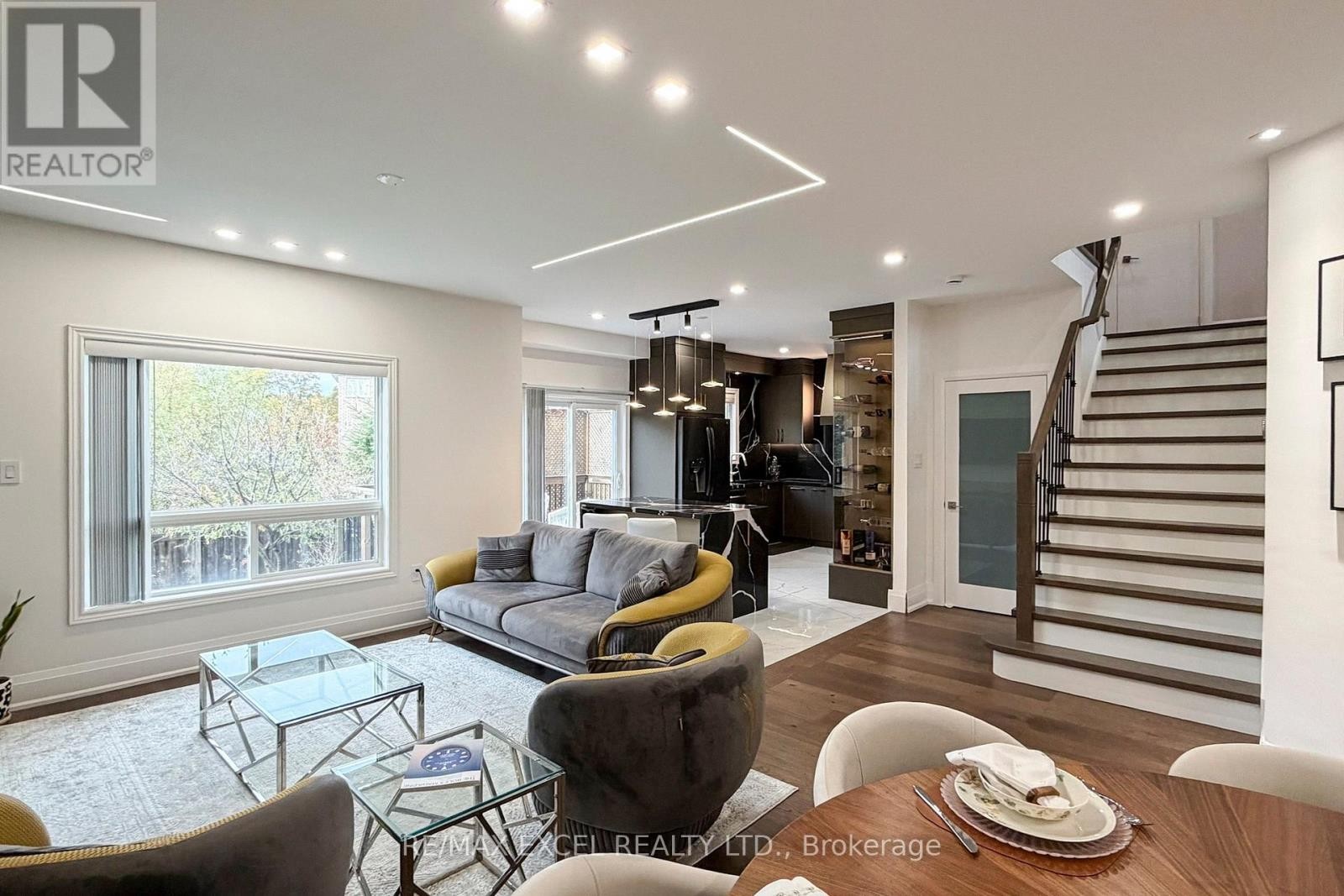 












384 OLD COLONY ROAD

,
Richmond Hill (Oak Ridges Lake Wilcox),




Ontario
L4E5B2

