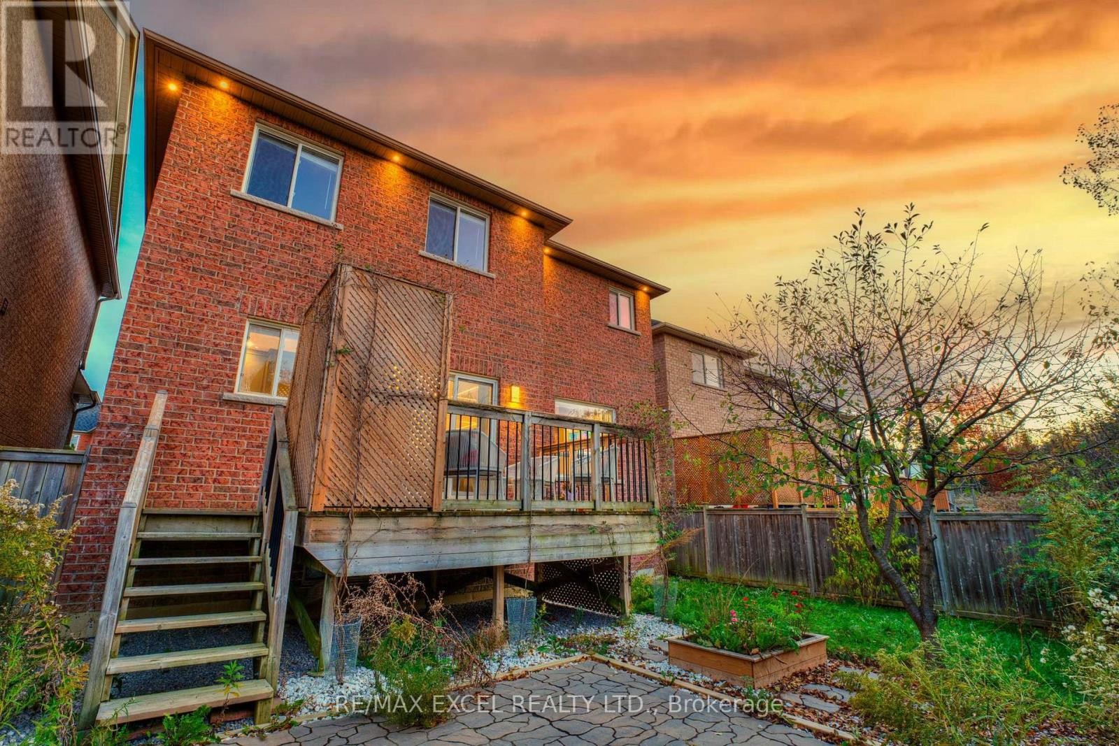 












384 OLD COLONY ROAD

,
Richmond Hill (Oak Ridges Lake Wilcox),




Ontario
L4E5B2

