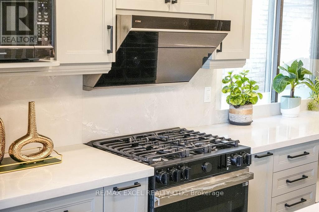 












106 UPTON CRESCENT

,
Markham (Milliken Mills West),




Ontario
L3R3T4

