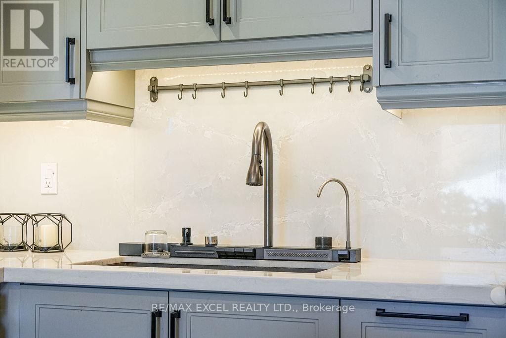 












106 UPTON CRESCENT

,
Markham (Milliken Mills West),




Ontario
L3R3T4

