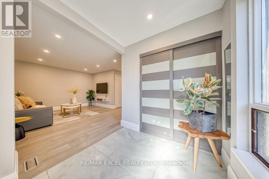 












106 UPTON CRESCENT

,
Markham (Milliken Mills West),




Ontario
L3R3T4

