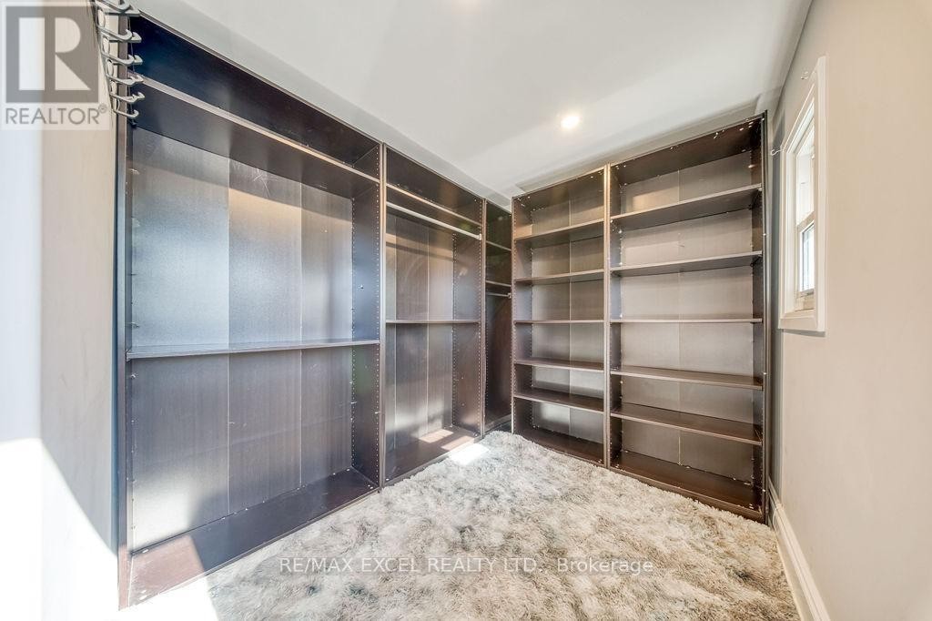 












106 UPTON CRESCENT

,
Markham (Milliken Mills West),




Ontario
L3R3T4


