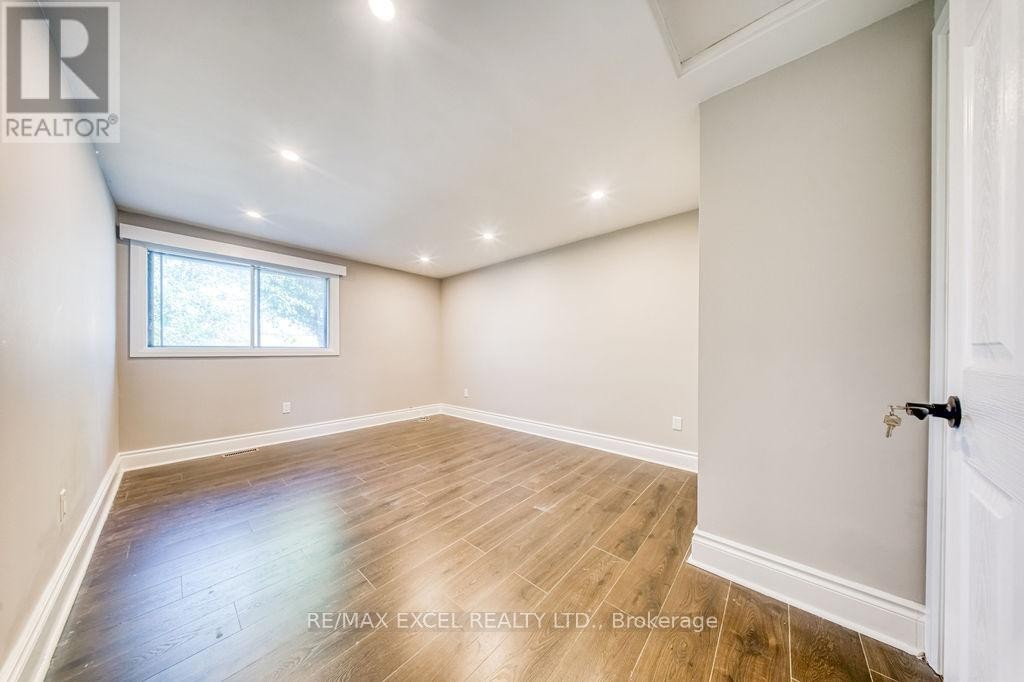 












106 UPTON CRESCENT

,
Markham (Milliken Mills West),




Ontario
L3R3T4


