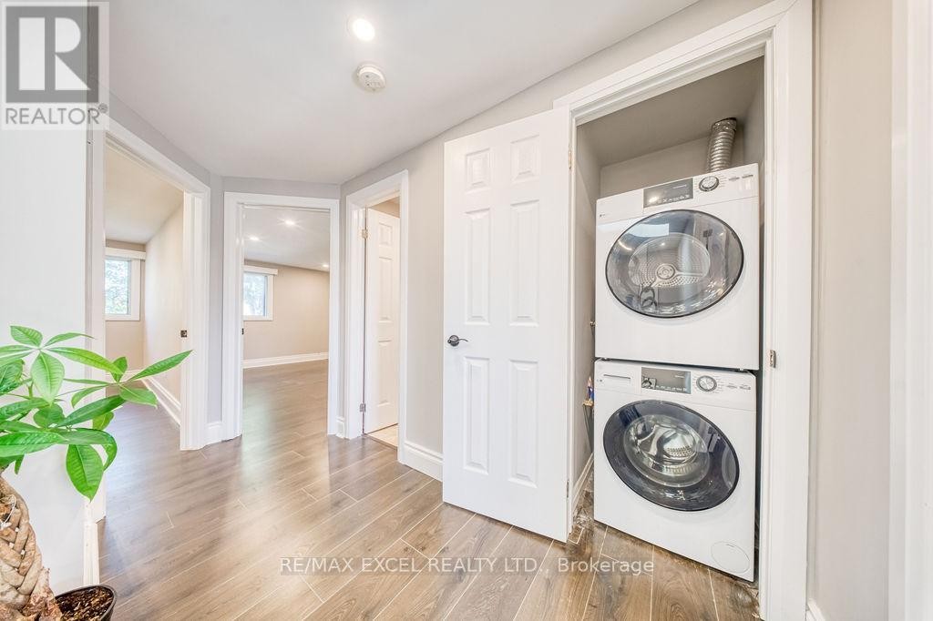 












106 UPTON CRESCENT

,
Markham (Milliken Mills West),




Ontario
L3R3T4

