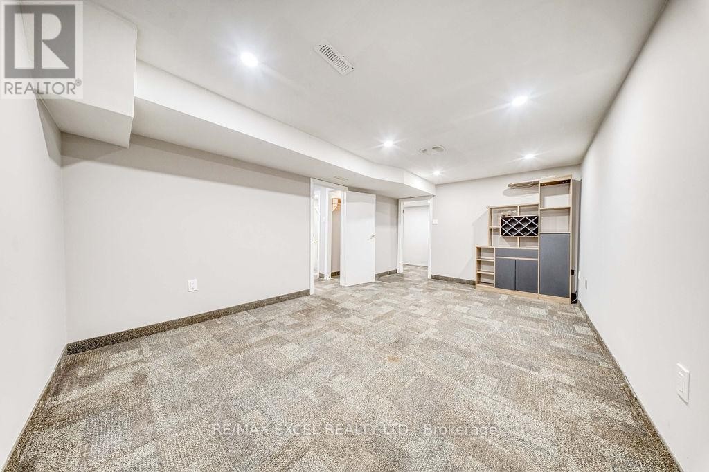 












106 UPTON CRESCENT

,
Markham (Milliken Mills West),




Ontario
L3R3T4

