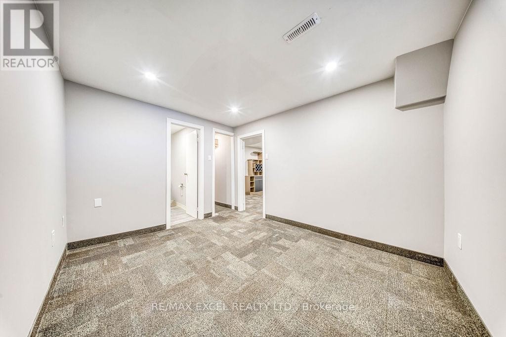 












106 UPTON CRESCENT

,
Markham (Milliken Mills West),




Ontario
L3R3T4

