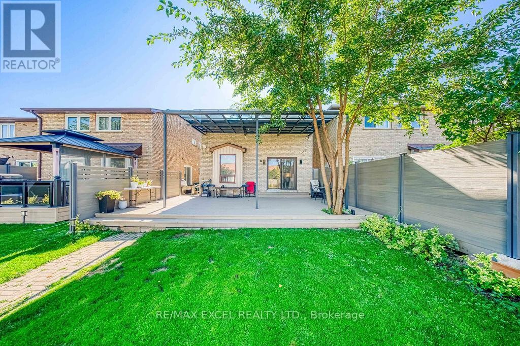 












106 UPTON CRESCENT

,
Markham (Milliken Mills West),




Ontario
L3R3T4

