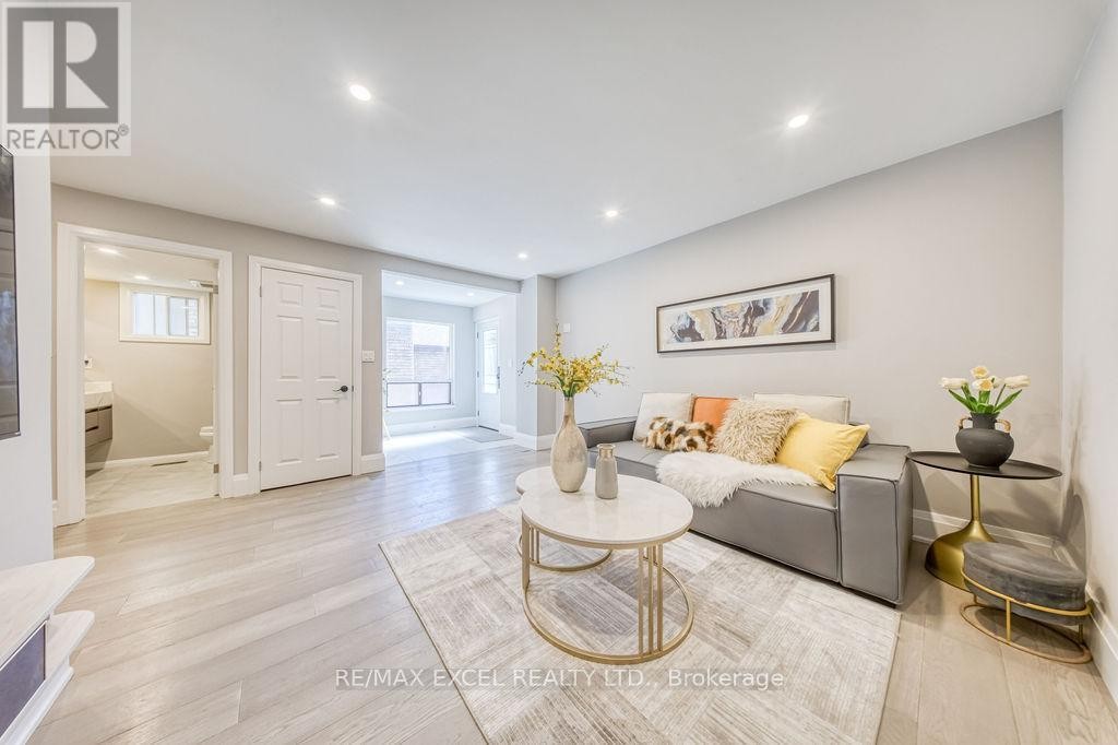 












106 UPTON CRESCENT

,
Markham (Milliken Mills West),




Ontario
L3R3T4

