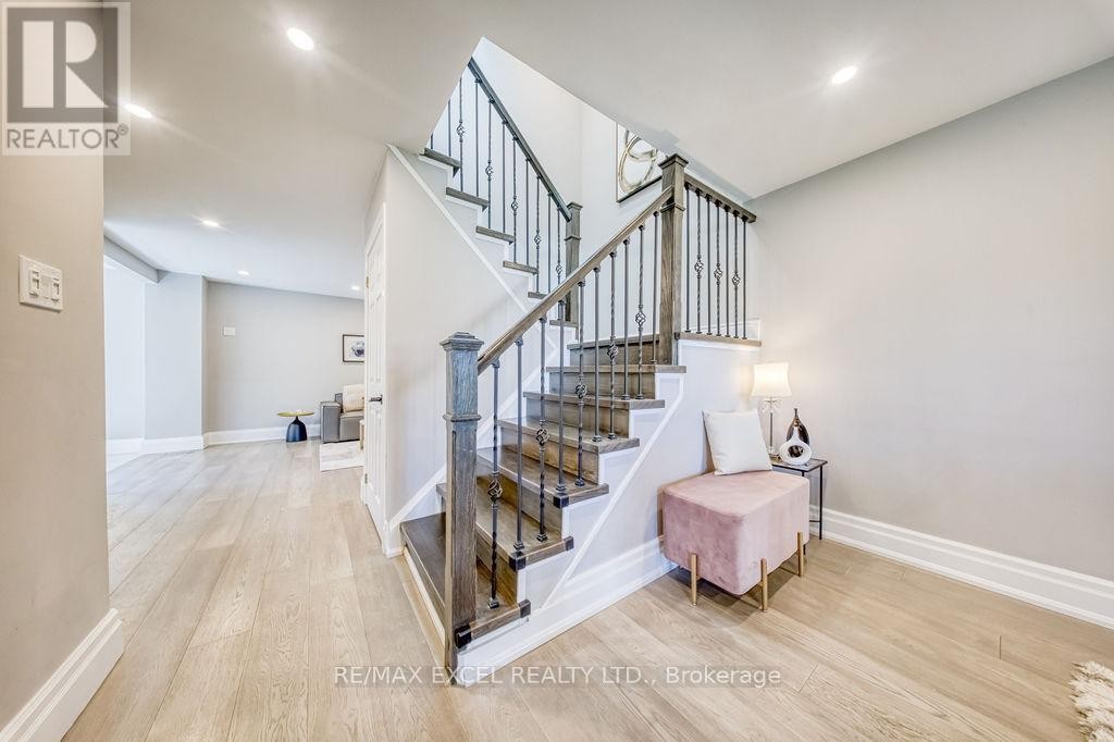 












106 UPTON CRESCENT

,
Markham (Milliken Mills West),




Ontario
L3R3T4

