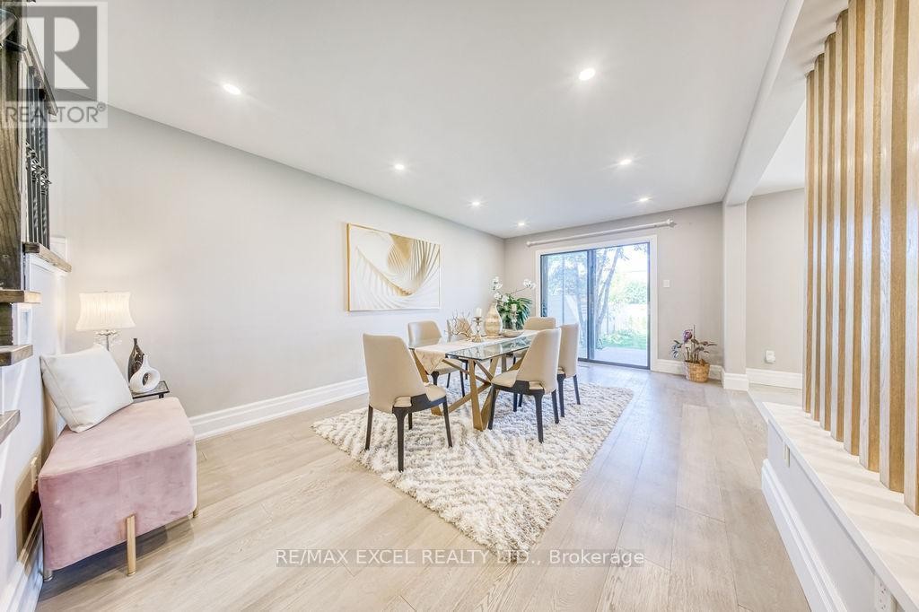 












106 UPTON CRESCENT

,
Markham (Milliken Mills West),




Ontario
L3R3T4

