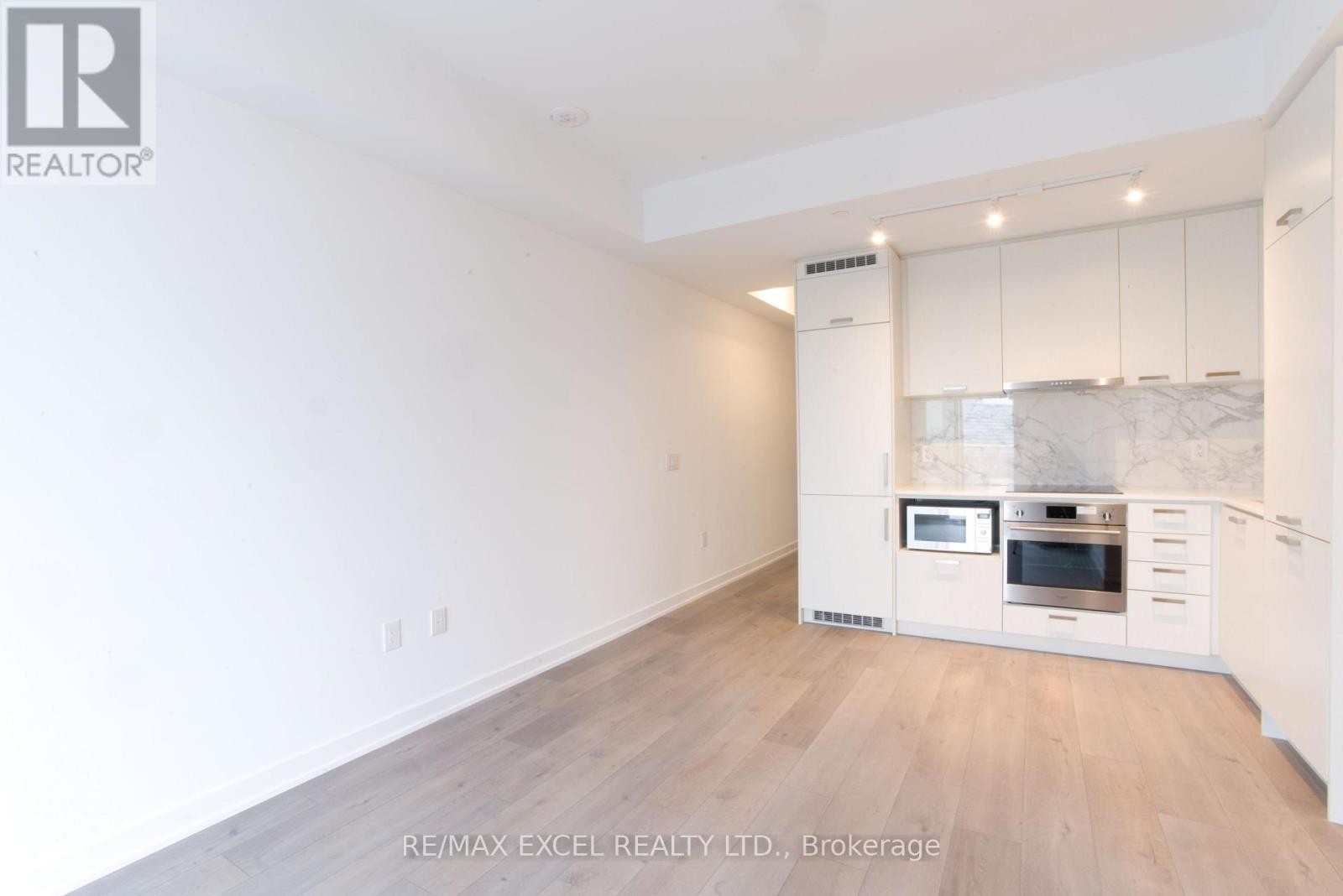 












1102 - 38 HONEYCRISP CRESCENT

,
Vaughan (Vaughan Corporate Centre),




Ontario
L4K0M8

