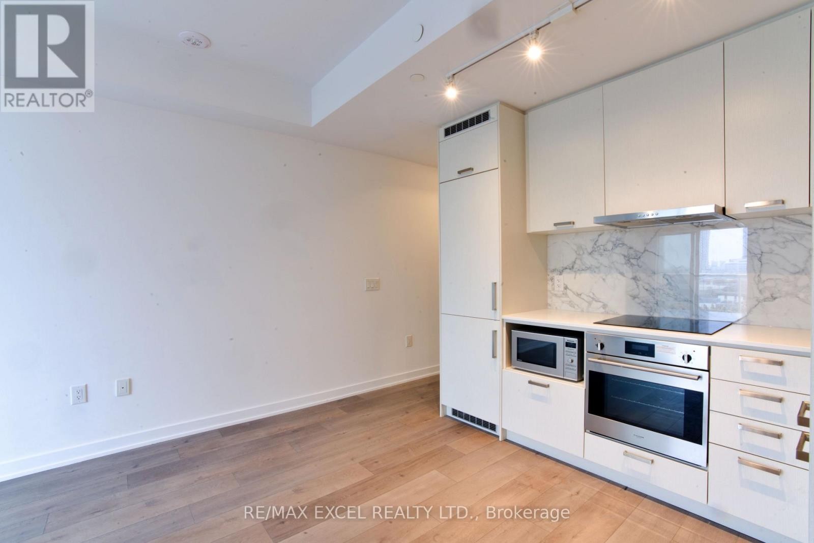 












1102 - 38 HONEYCRISP CRESCENT

,
Vaughan (Vaughan Corporate Centre),




Ontario
L4K0M8

