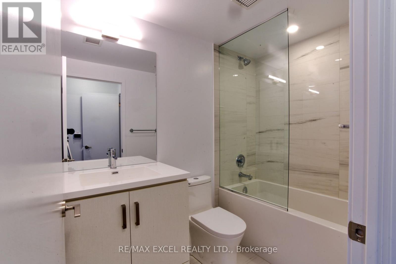 












1102 - 38 HONEYCRISP CRESCENT

,
Vaughan (Vaughan Corporate Centre),




Ontario
L4K0M8

