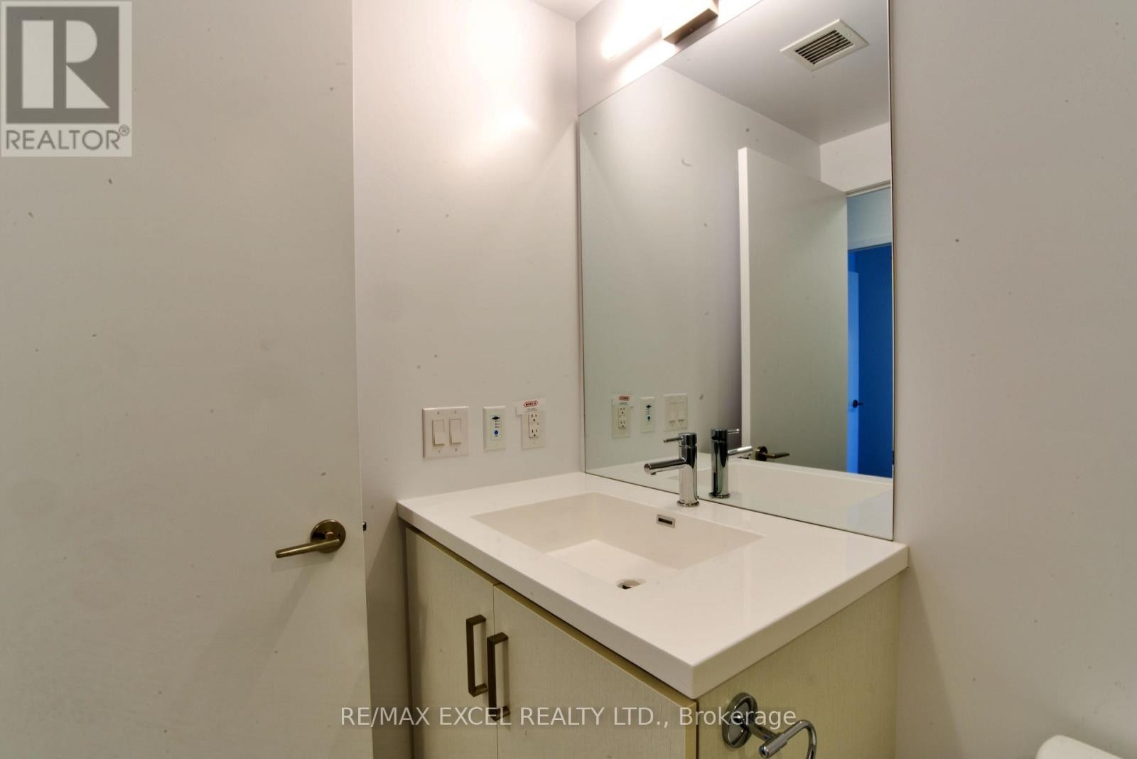 












1102 - 38 HONEYCRISP CRESCENT

,
Vaughan (Vaughan Corporate Centre),




Ontario
L4K0M8

