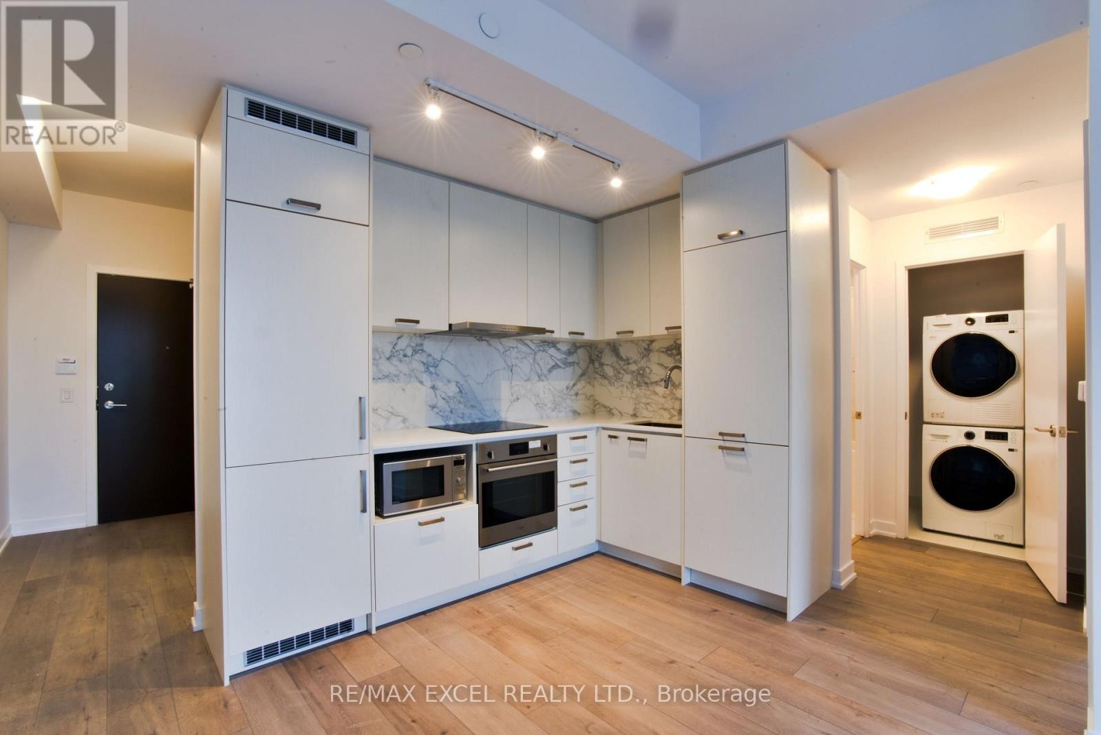 












1102 - 38 HONEYCRISP CRESCENT

,
Vaughan (Vaughan Corporate Centre),




Ontario
L4K0M8

