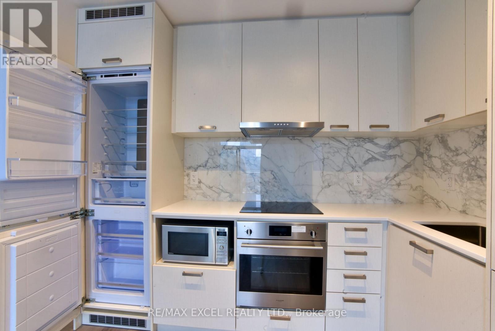 












1102 - 38 HONEYCRISP CRESCENT

,
Vaughan (Vaughan Corporate Centre),




Ontario
L4K0M8

