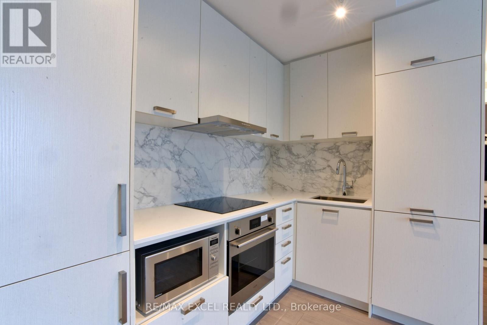 












1102 - 38 HONEYCRISP CRESCENT

,
Vaughan (Vaughan Corporate Centre),




Ontario
L4K0M8

