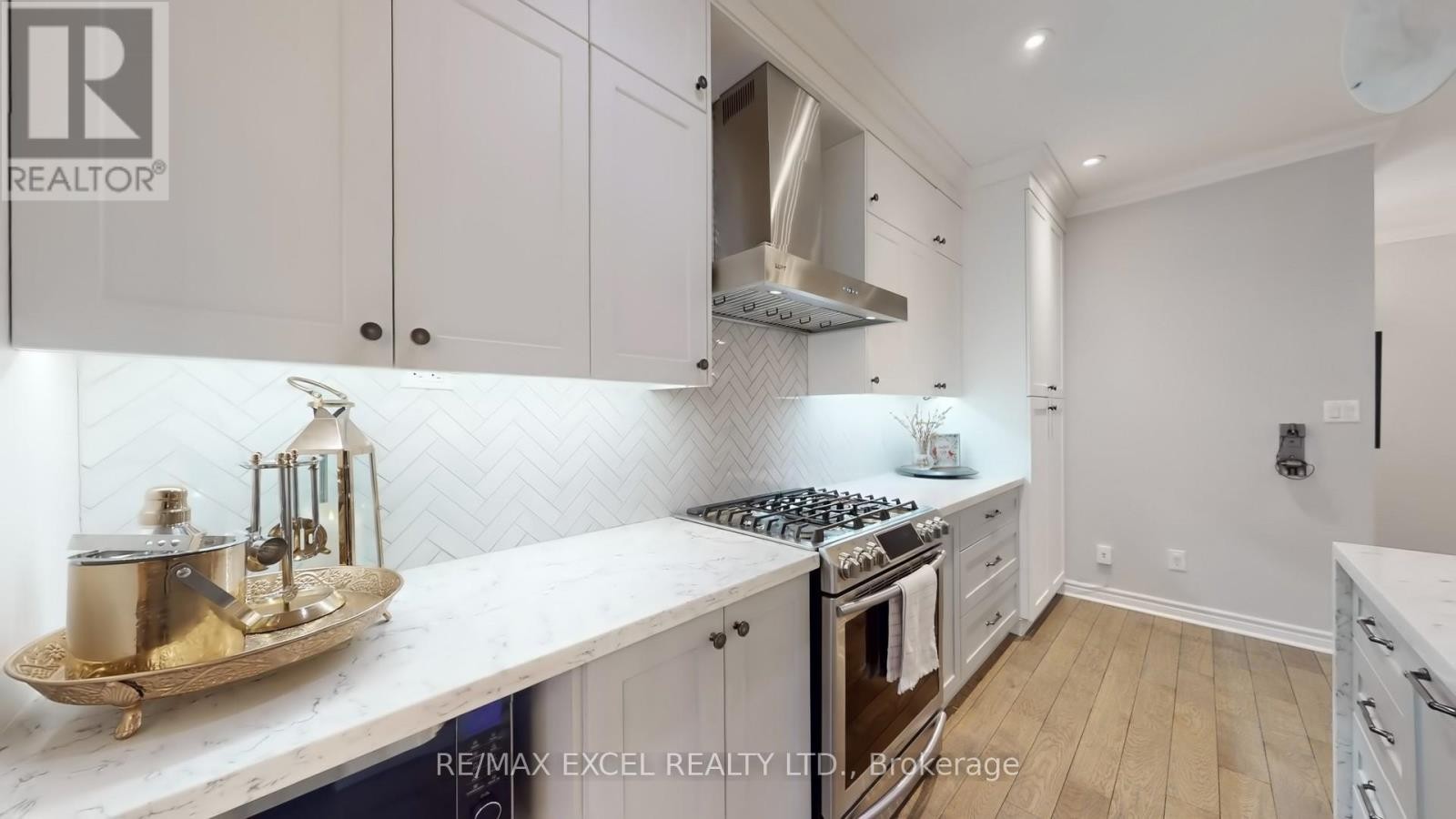 












87 THE FAIRWAYS

,
Markham (Angus Glen),




Ontario
L6C2A7

