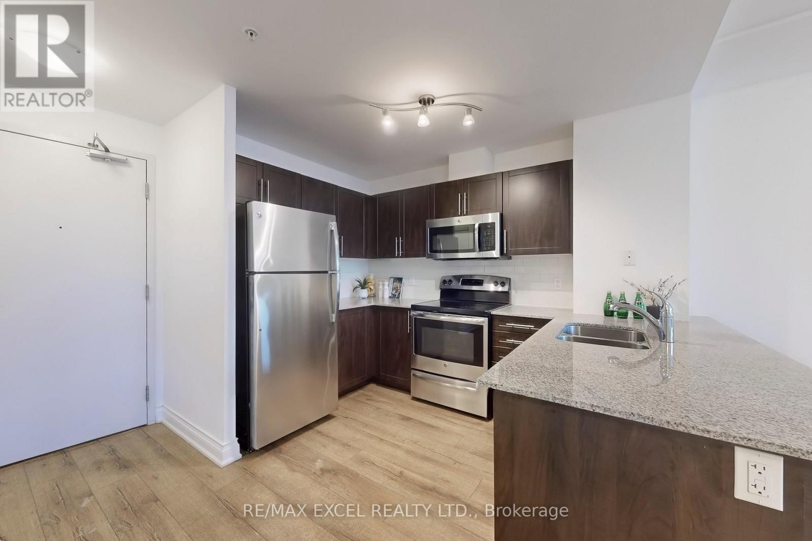 












327 - 68 MAIN STREET

,
Markham (Markham Village),




Ontario
L3P0N5

