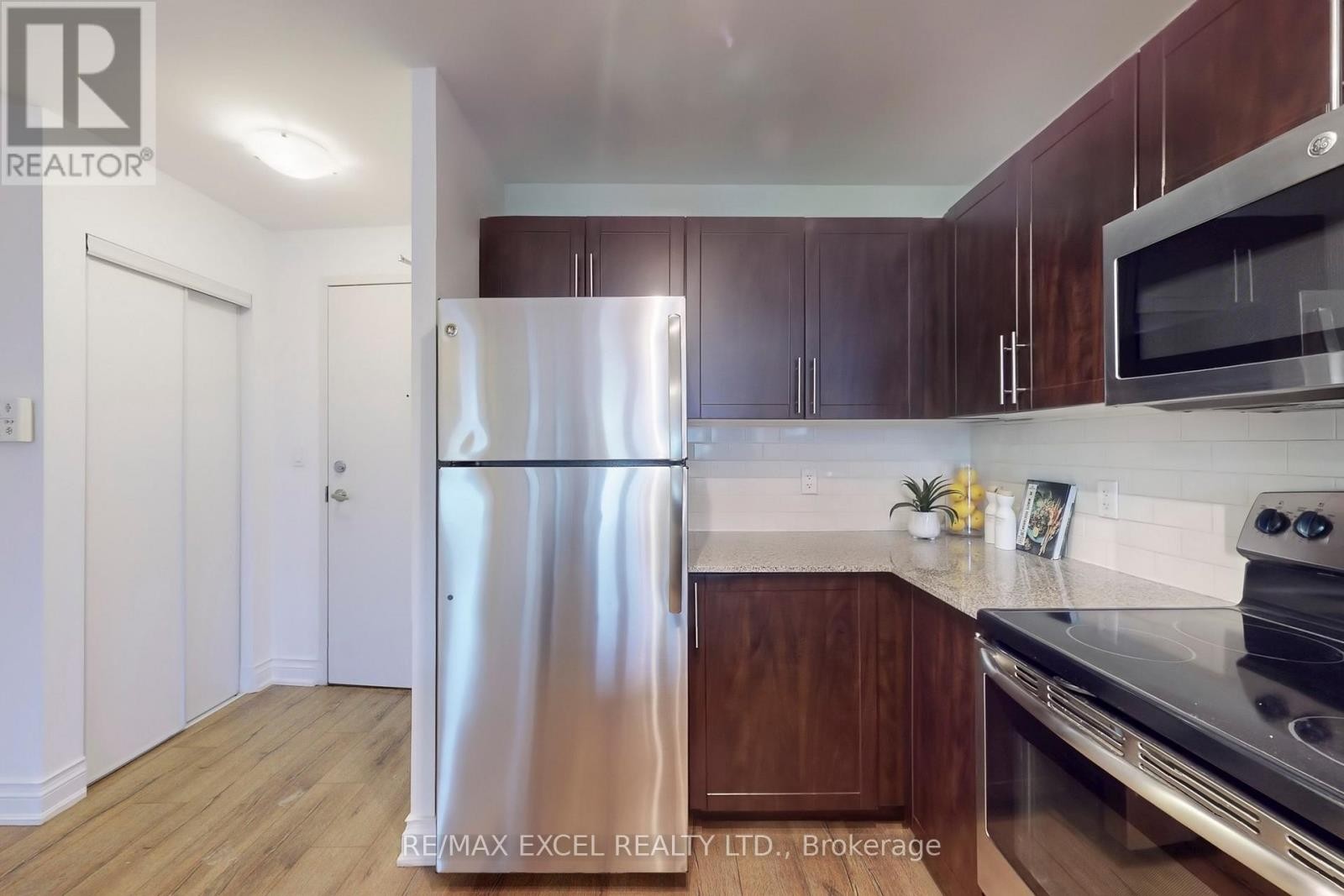 












327 - 68 MAIN STREET

,
Markham (Markham Village),




Ontario
L3P0N5

