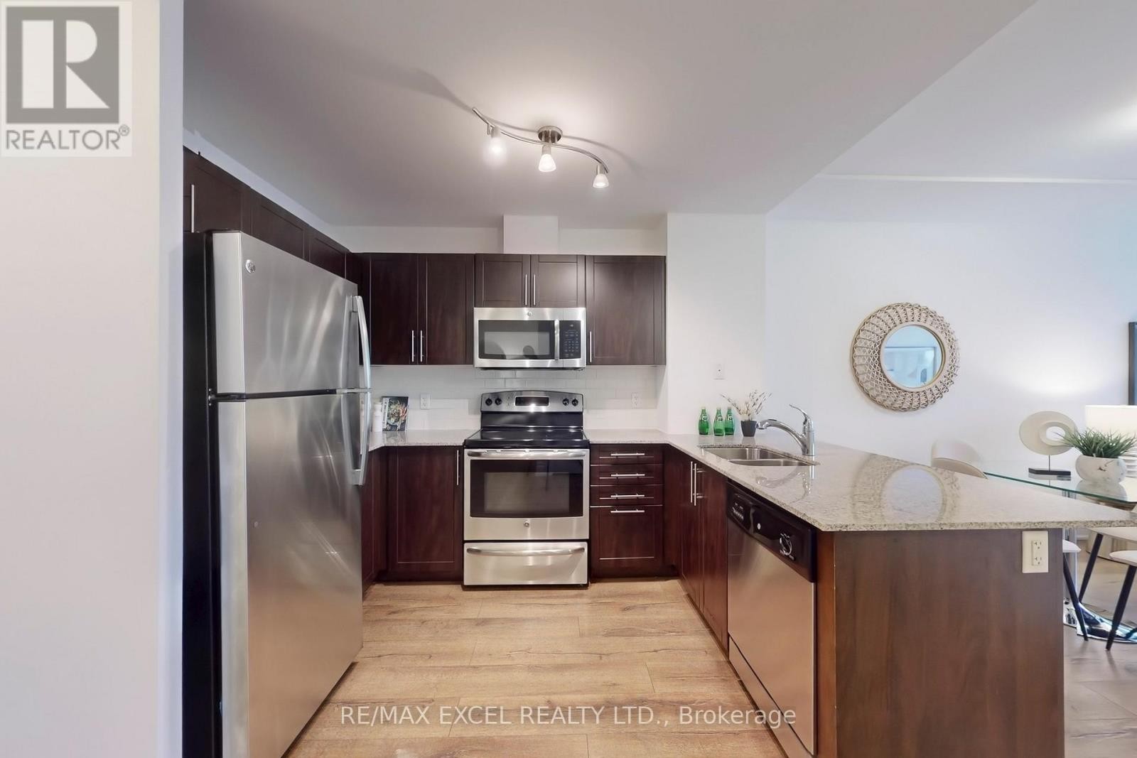 












327 - 68 MAIN STREET

,
Markham (Markham Village),




Ontario
L3P0N5

