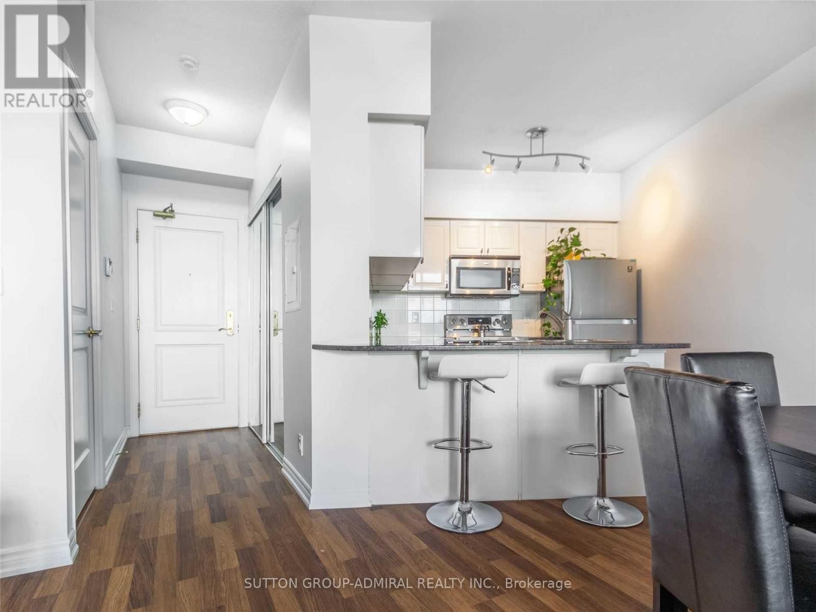 












1117 - 9225 JANE STREET

,
Vaughan (Maple),




Ontario
L6A0J7

