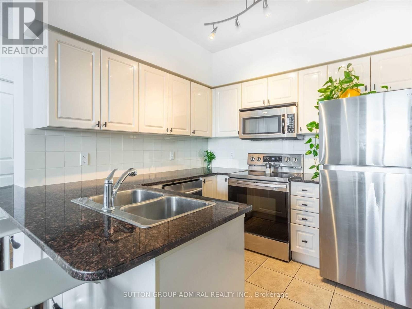 












1117 - 9225 JANE STREET

,
Vaughan (Maple),




Ontario
L6A0J7

