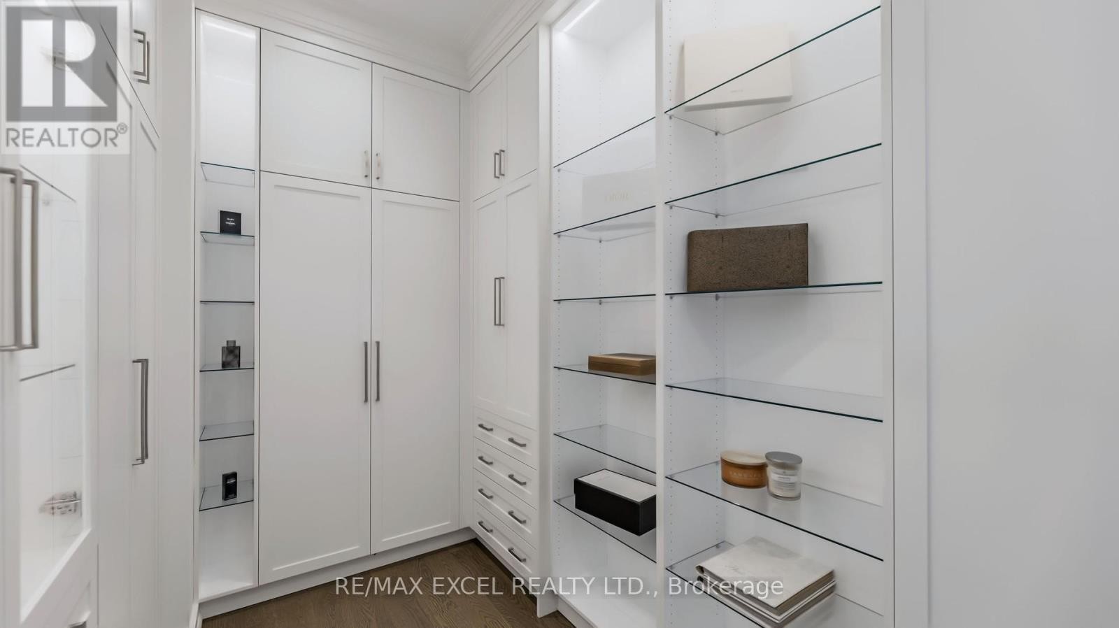 












22 SANDERSON CRESCENT

,
Richmond Hill (North Richvale),




Ontario
L4C5L4

