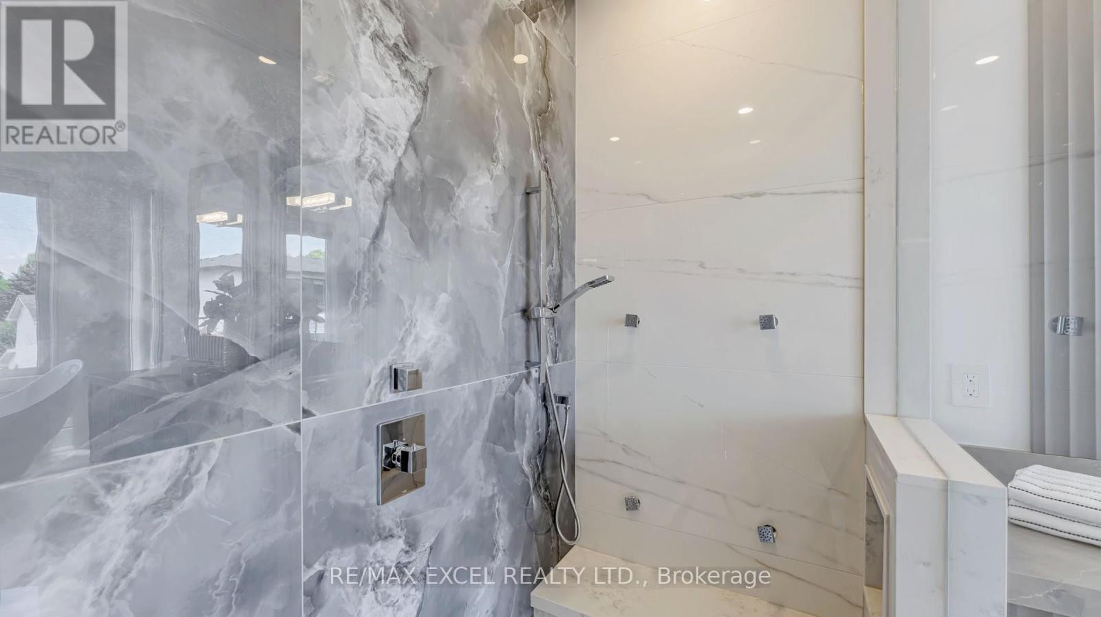 












22 SANDERSON CRESCENT

,
Richmond Hill (North Richvale),




Ontario
L4C5L4

