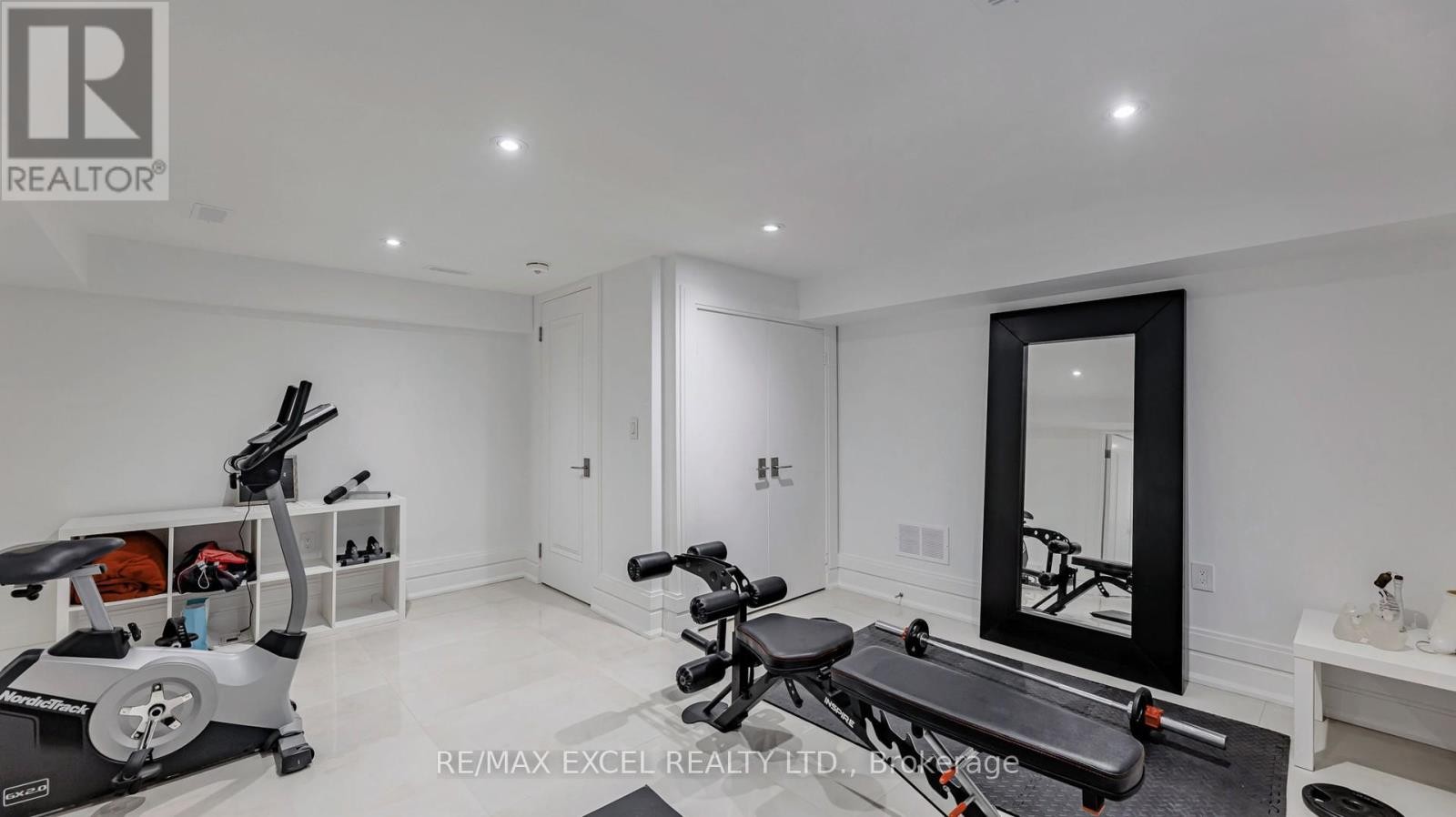 












22 SANDERSON CRESCENT

,
Richmond Hill (North Richvale),




Ontario
L4C5L4

