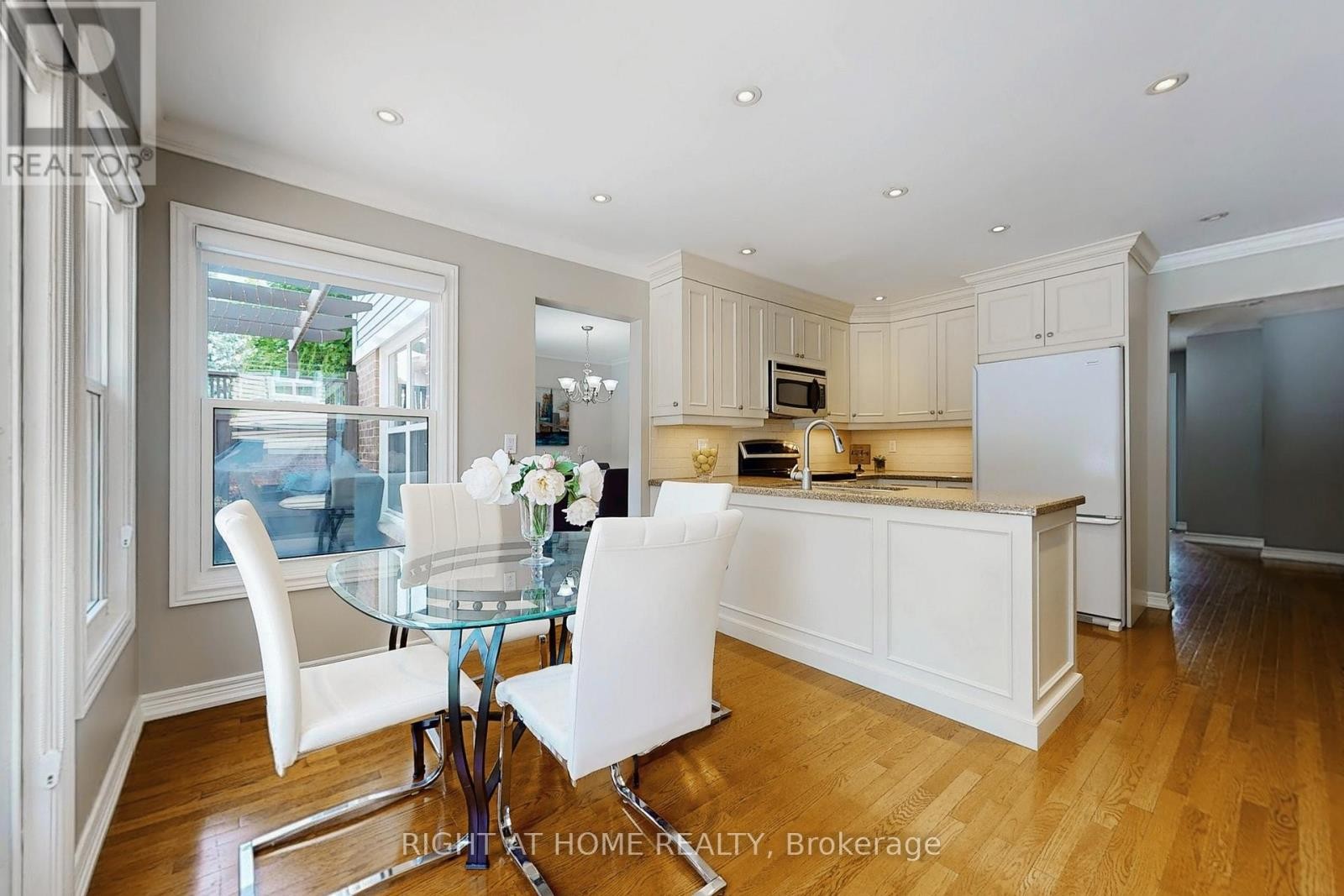 












363 CROSSLAND GATE

,
Newmarket (Glenway Estates),




Ontario
L3X1B5

