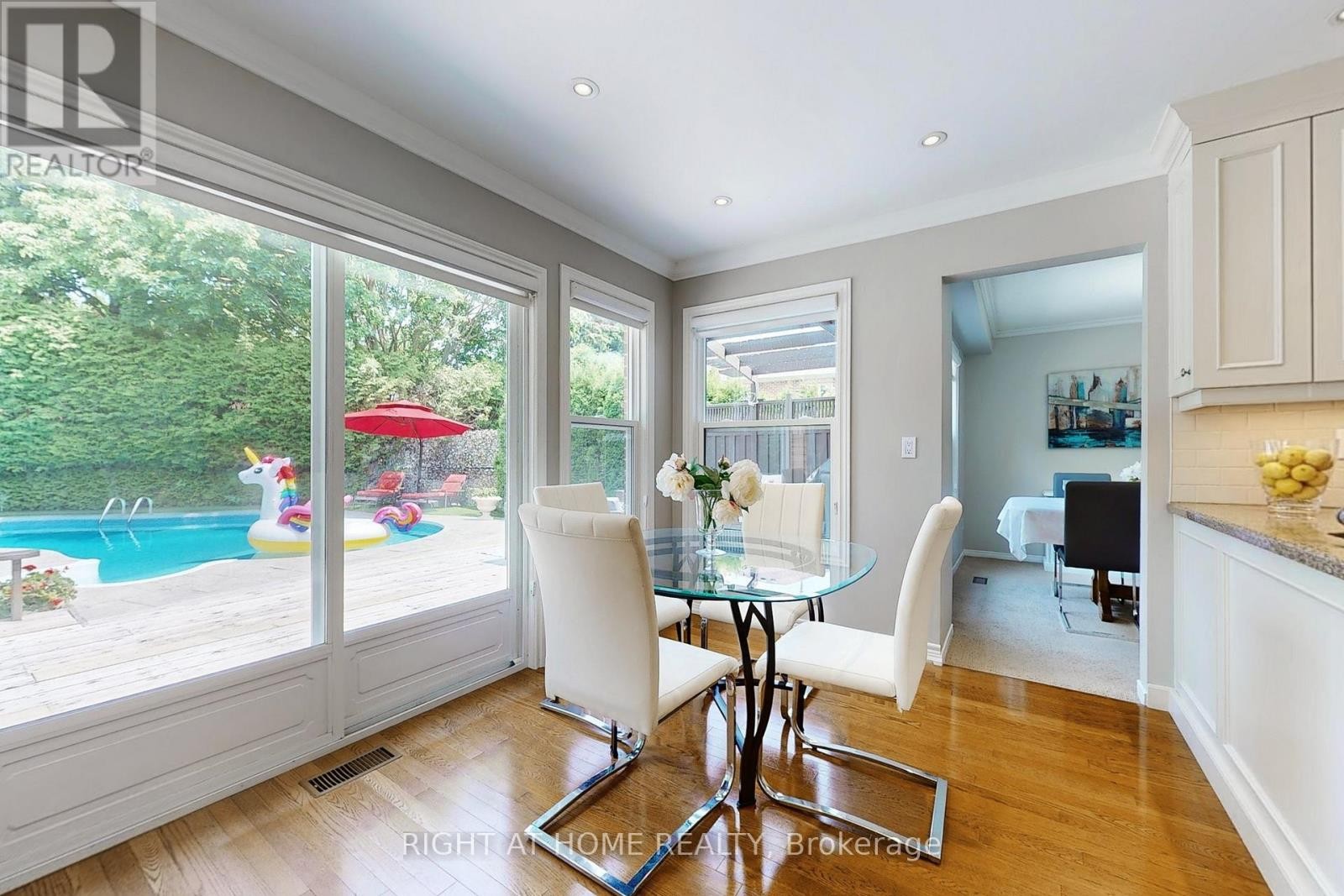 












363 CROSSLAND GATE

,
Newmarket (Glenway Estates),




Ontario
L3X1B5

