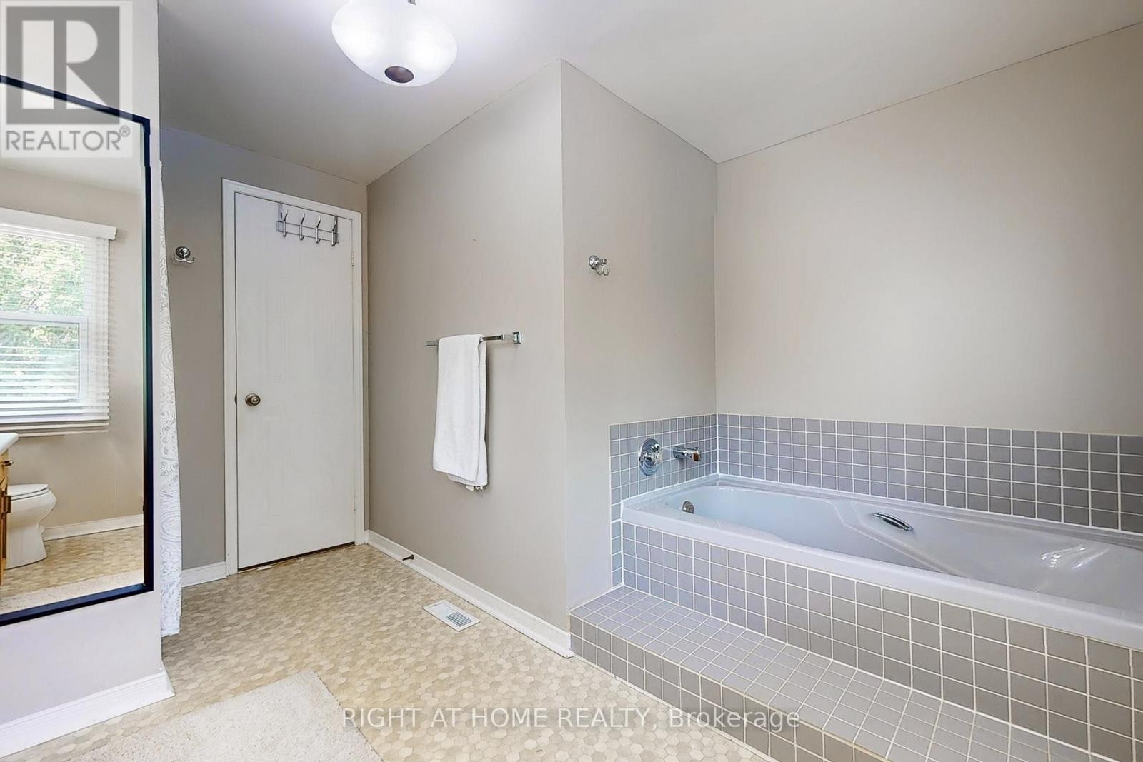 












363 CROSSLAND GATE

,
Newmarket (Glenway Estates),




Ontario
L3X1B5

