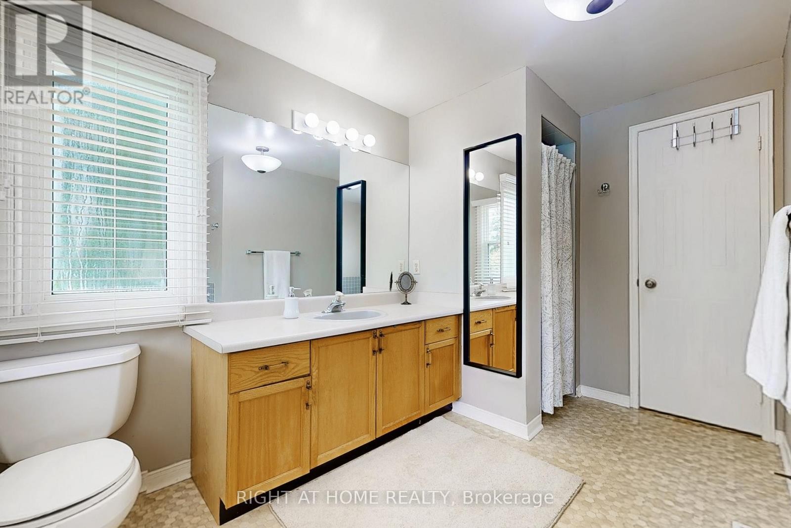 












363 CROSSLAND GATE

,
Newmarket (Glenway Estates),




Ontario
L3X1B5

