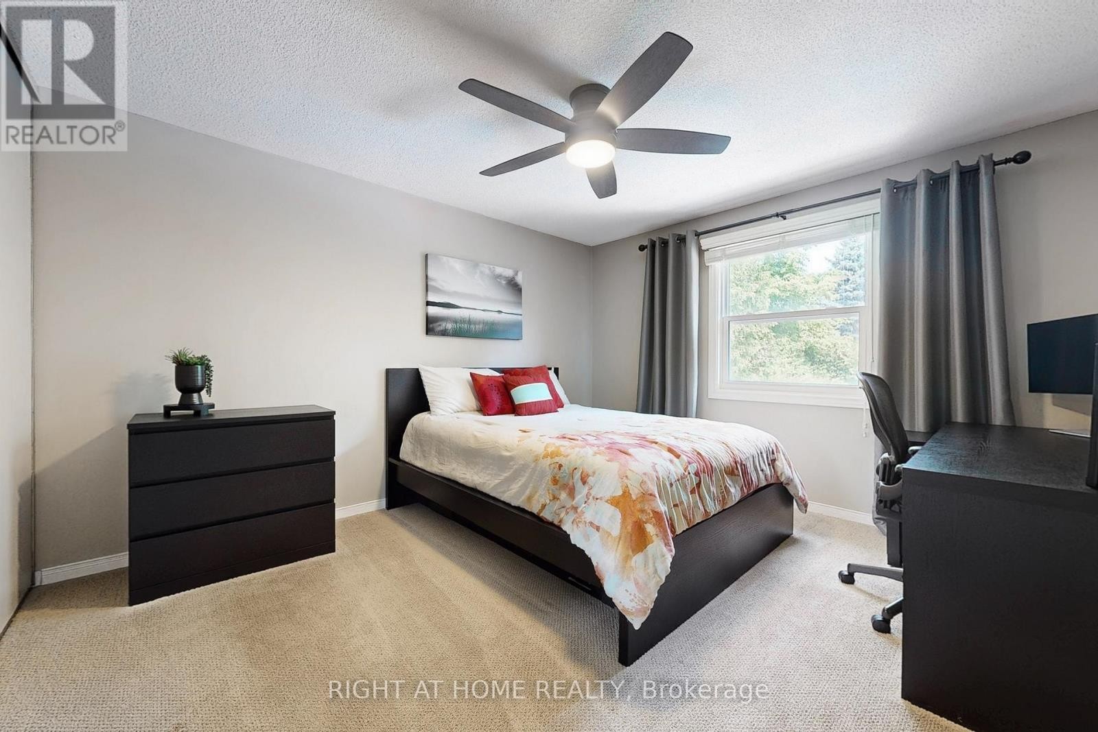 












363 CROSSLAND GATE

,
Newmarket (Glenway Estates),




Ontario
L3X1B5

