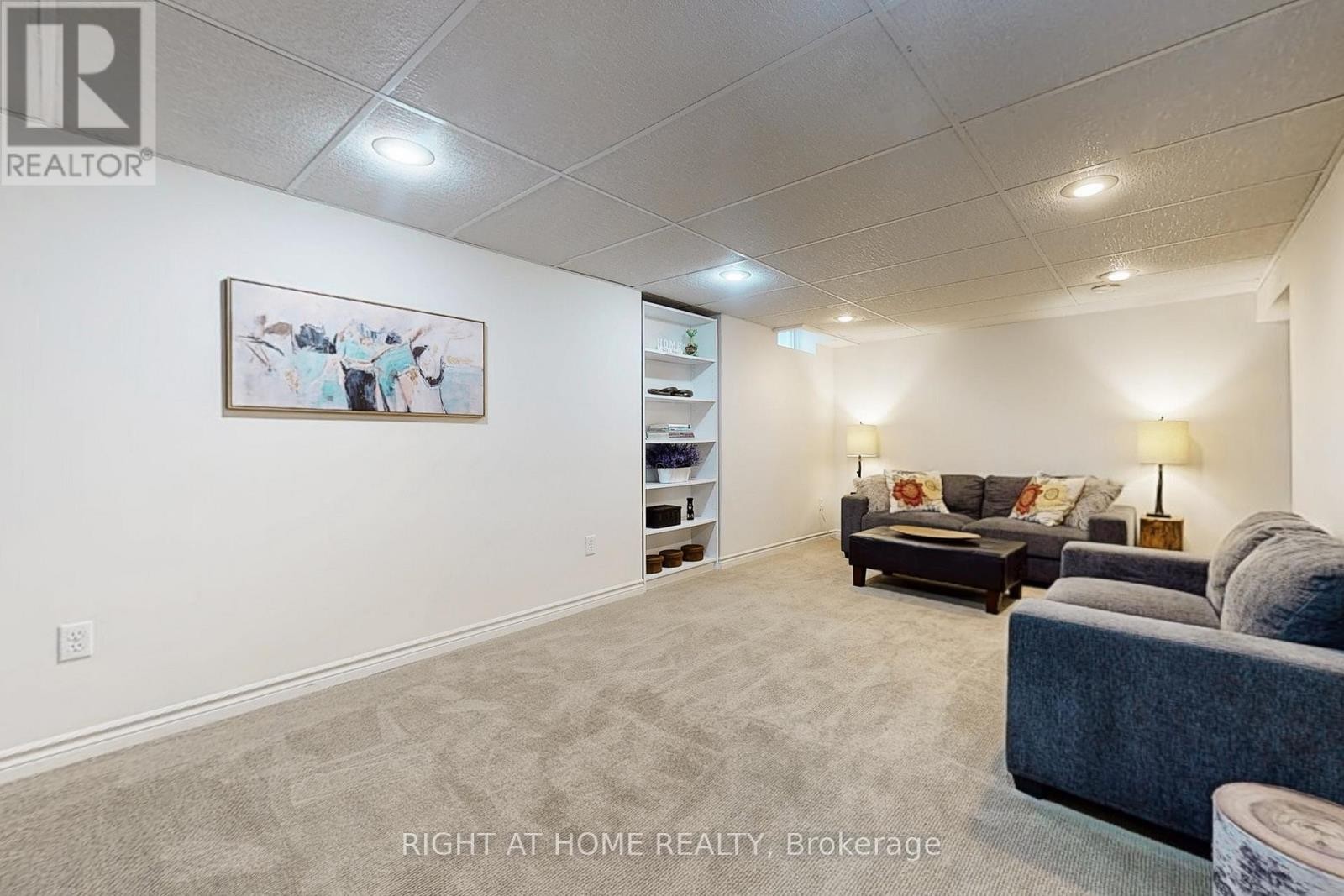 












363 CROSSLAND GATE

,
Newmarket (Glenway Estates),




Ontario
L3X1B5

