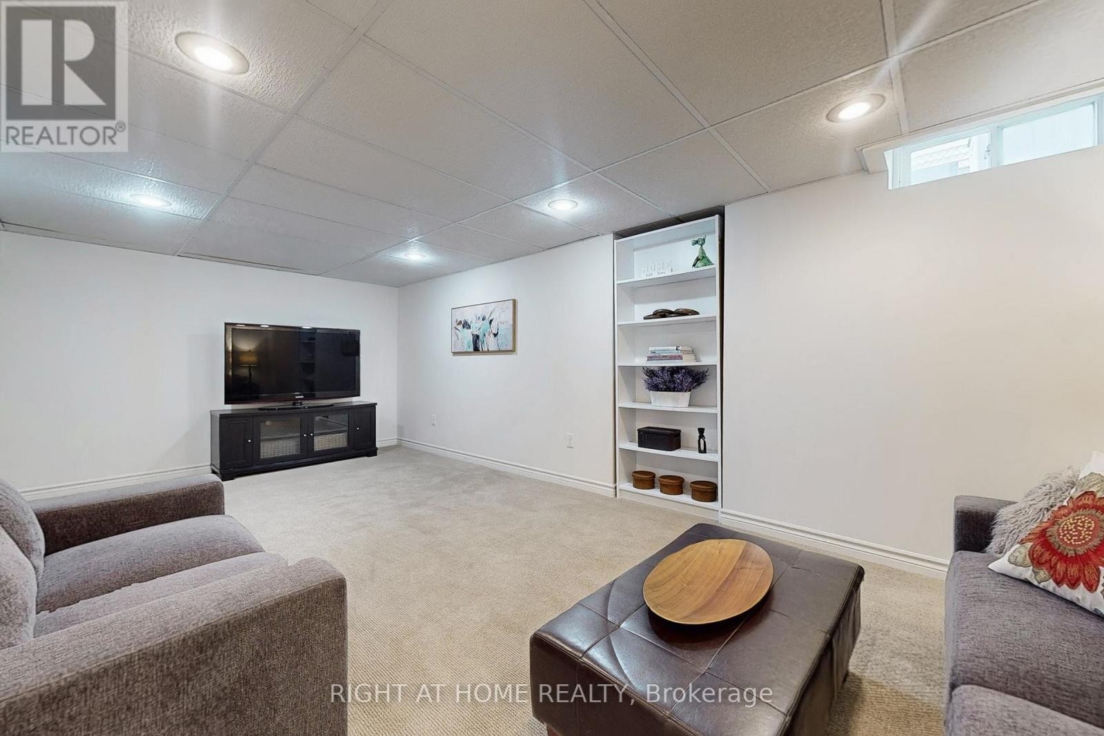 












363 CROSSLAND GATE

,
Newmarket (Glenway Estates),




Ontario
L3X1B5

