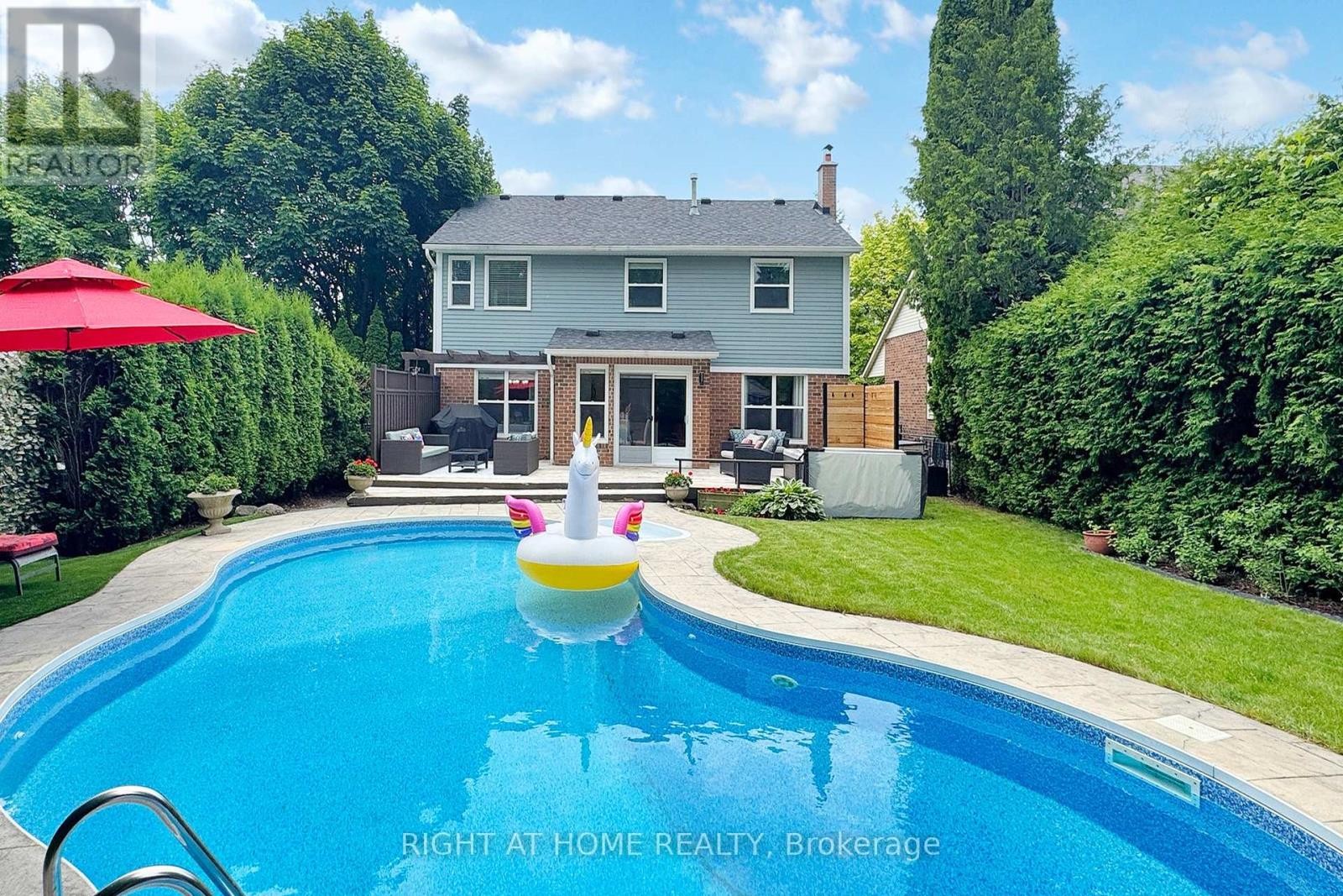 












363 CROSSLAND GATE

,
Newmarket (Glenway Estates),




Ontario
L3X1B5

