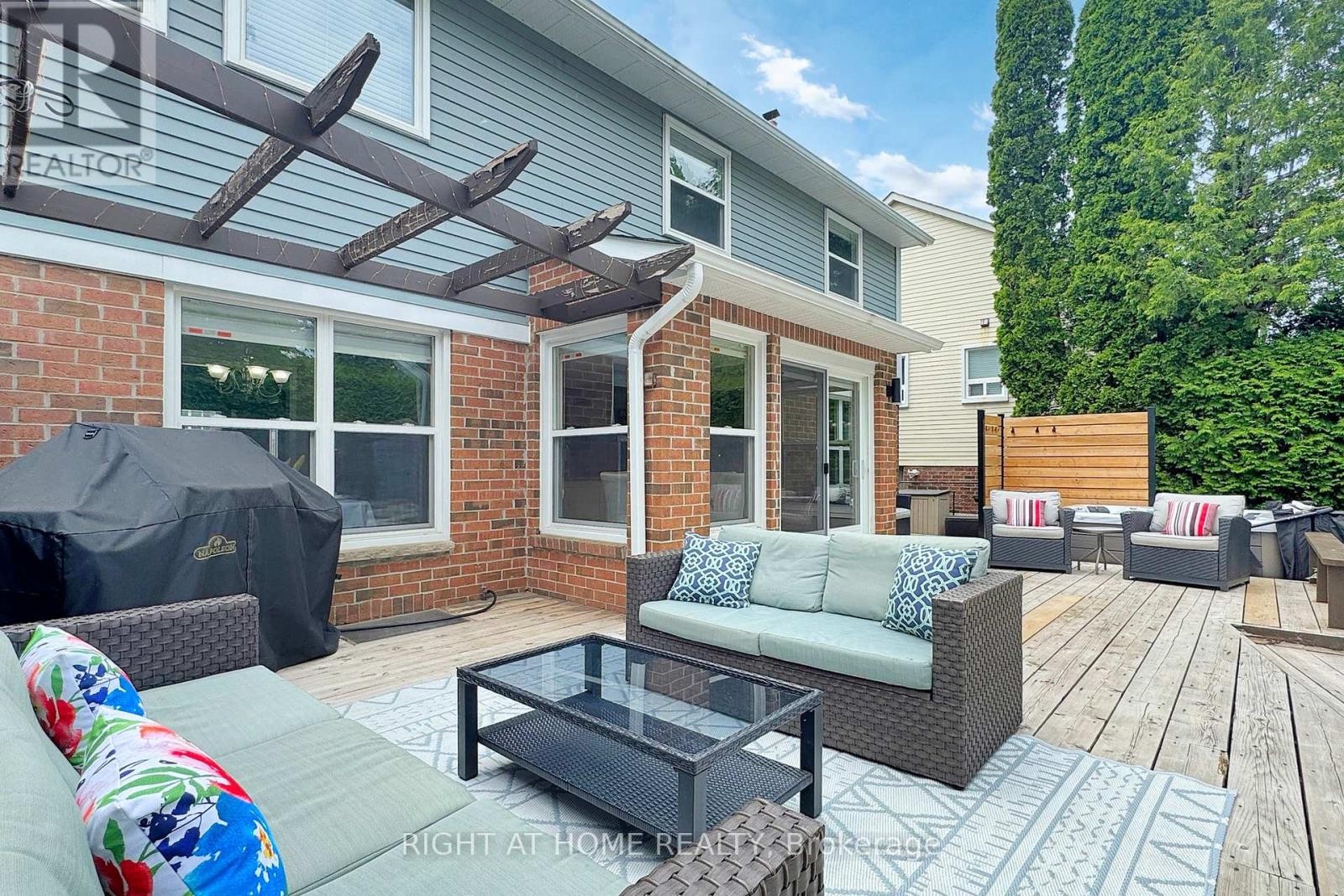 












363 CROSSLAND GATE

,
Newmarket (Glenway Estates),




Ontario
L3X1B5

