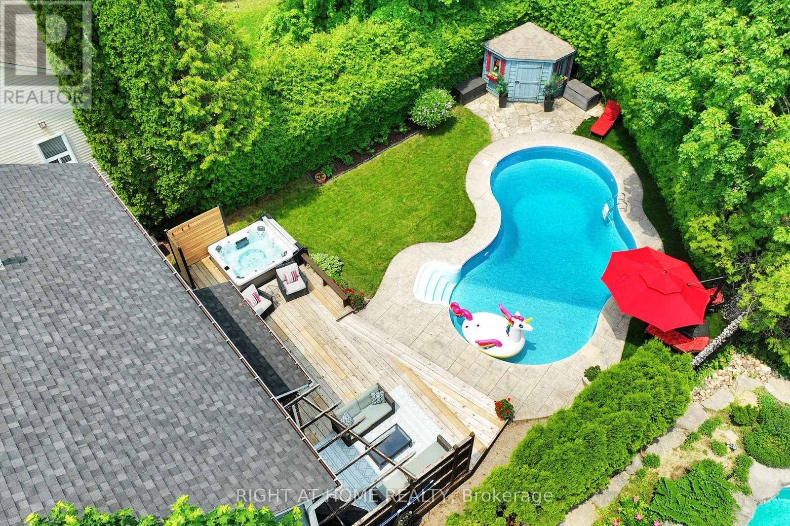 












363 CROSSLAND GATE

,
Newmarket (Glenway Estates),




Ontario
L3X1B5

